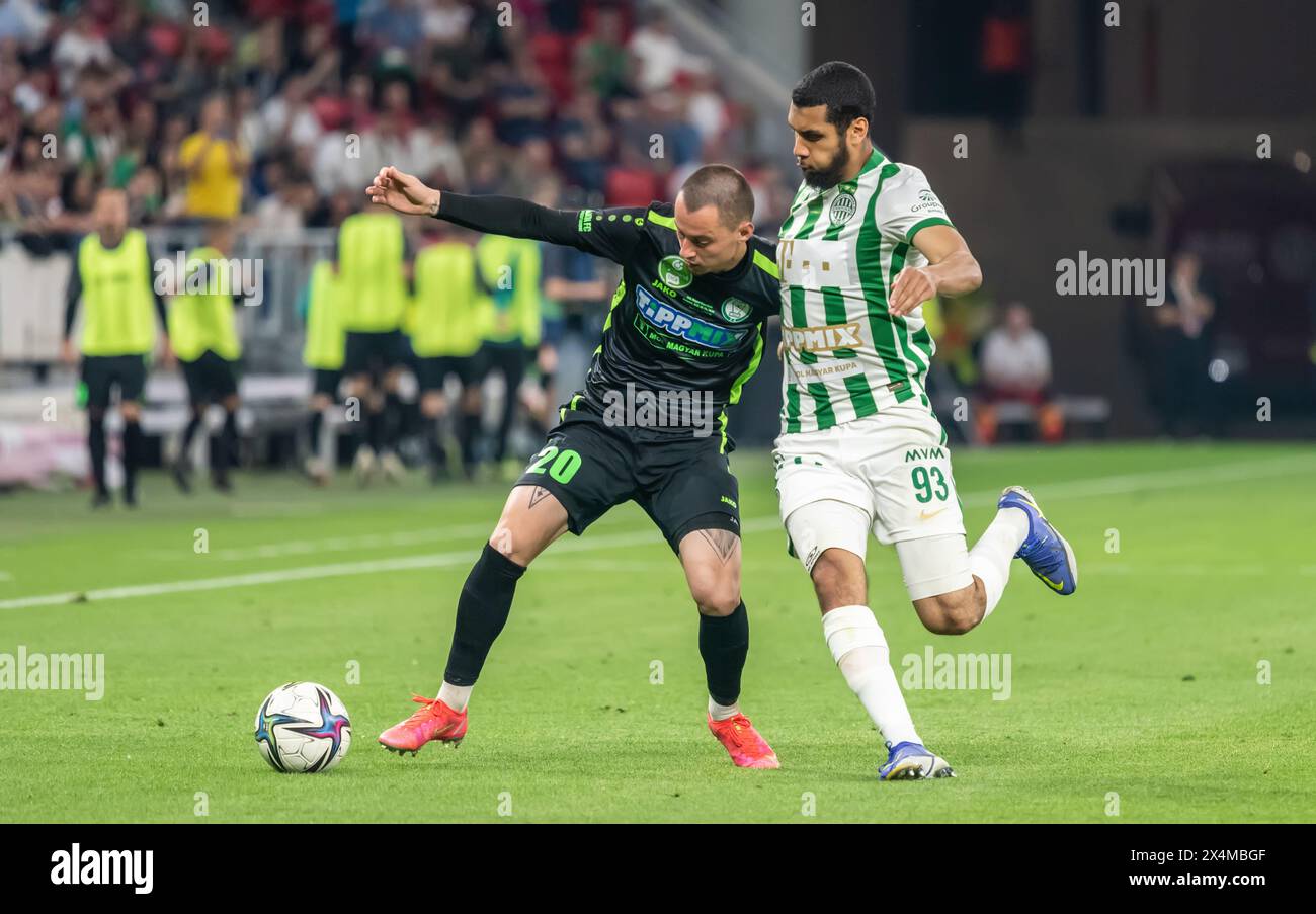 Budapest, Ungarn – 11. Mai 2022. Ferencvaros Mittelfeldspieler Aissa Laidouni und Paks Rechtspack Nikolasz Kovacs beim ungarischen Cup 2021/22 Finalspiel F Stockfoto