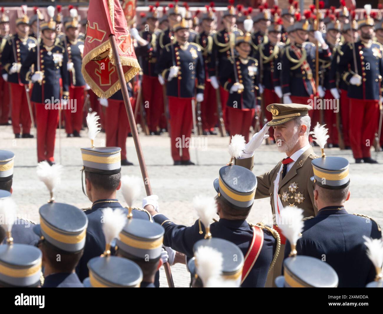 Saragossa, Spanien. Mai 2024. König Felipe de Borbón, begleitet von Königin Letizia, schwor erneut die Flagge zusammen mit seinen Klassenkameraden an der Allgemeinen Militärakademie von Saragossa. Bei diesem Ereignis passierte es so, dass seine Tochter, die Prinzessin von Asturien, auf dem Vormarsch war, während sie ihre militärische Ausbildung entwickelten. Juan Antonio Perez/Alamy Live News Stockfoto