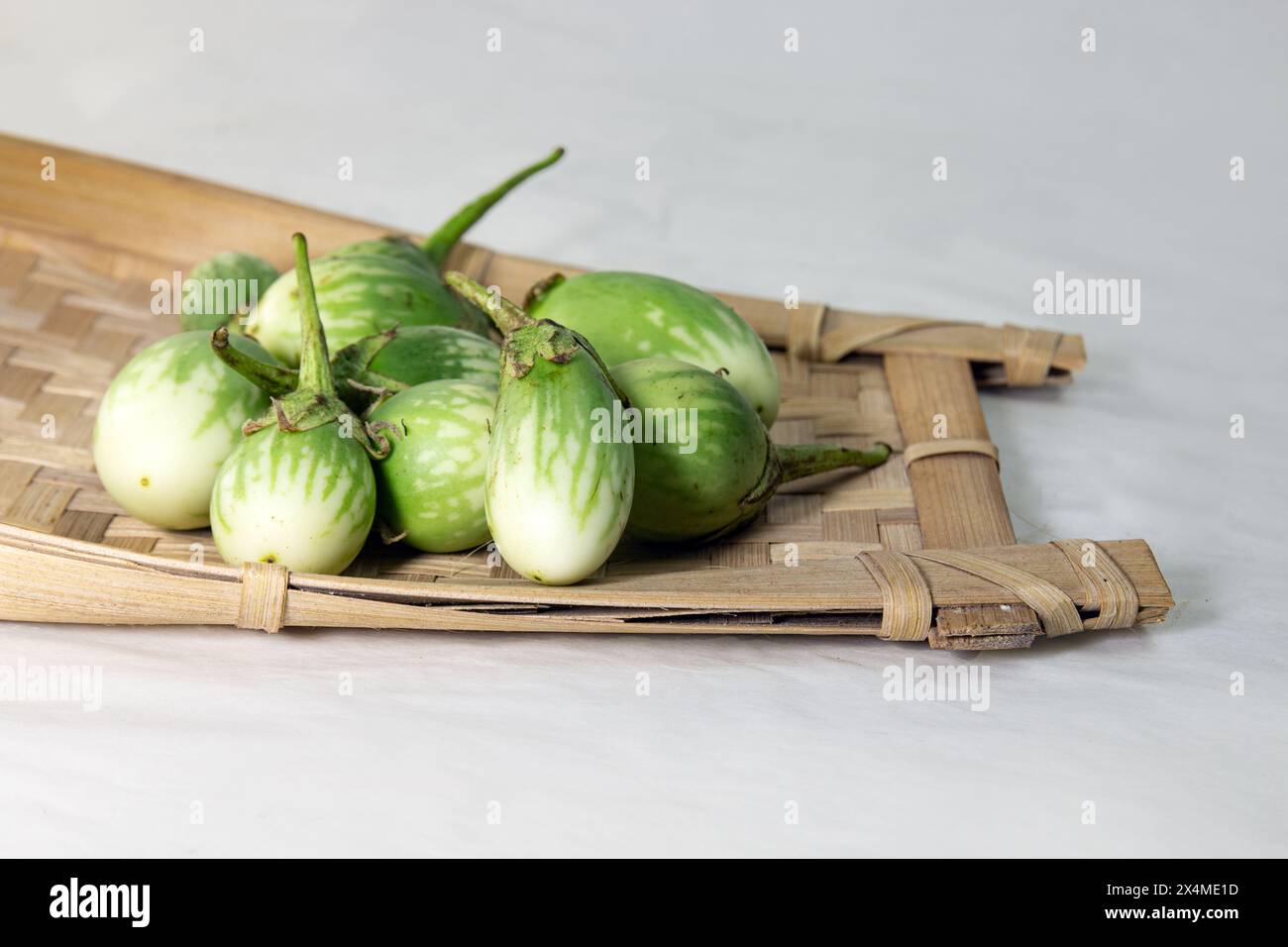 Grüne thai Aubergine oder Gelb bergiger Nachtschatten auf weißem Hintergrund Auberginen Aubergine Gemüse isoliert. Brinjal, Bagun, Begonnen, kleine Auberginen, tur Stockfoto