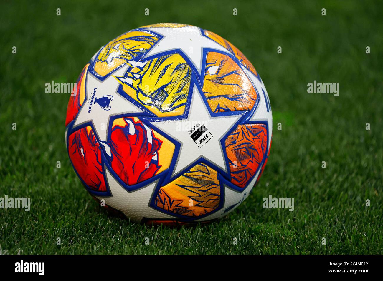 Dortmund, Deutschland, UEFA Champions League, Halbfinale Borussia Dortmund: PSG Paris Saint Germain 1-0 01. 05. 2024 im Signal-Iduna Park in Dortmund der offizielle Spielball von Adidas liegt auf dem Spielfeld Foto: Norbert Schmidt, Düsseldorf Stockfoto