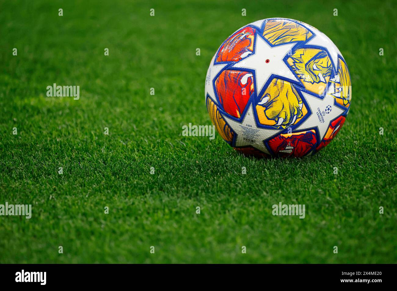 Dortmund, Deutschland, UEFA Champions League, Halbfinale Borussia Dortmund: PSG Paris Saint Germain 1-0 01. 05. 2024 im Signal-Iduna Park in Dortmund der offizielle Spielball von Adidas liegt auf dem Spielfeld Foto: Norbert Schmidt, Düsseldorf Stockfoto