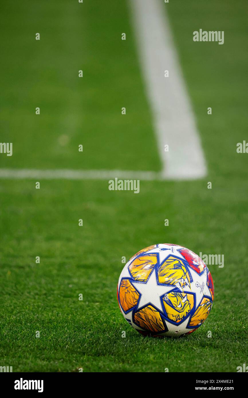 Dortmund, Deutschland, UEFA Champions League, Halbfinale Borussia Dortmund: PSG Paris Saint Germain 1-0 01. 05. 2024 im Signal-Iduna Park in Dortmund der offizielle Spielball von Adidas liegt auf dem Spielfeld Foto: Norbert Schmidt, Düsseldorf Stockfoto