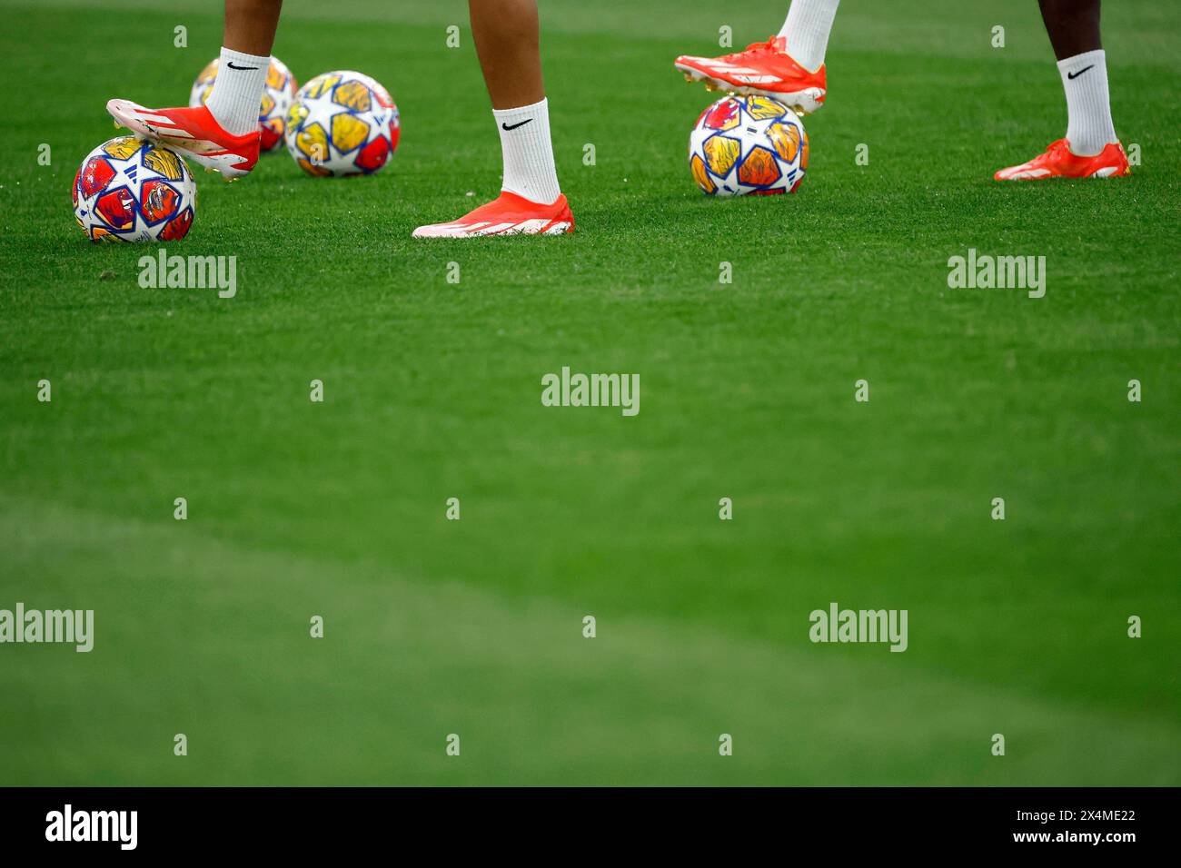 Dortmund, Deutschland, UEFA Champions League, Halbfinale Borussia Dortmund: PSG Paris Saint Germain 1-0 01. 05. 2024 im Signal-Iduna Park in Dortmund der offizielle Spielball von Adidas liegt auf dem Spielfeld Foto: Norbert Schmidt, Düsseldorf Stockfoto