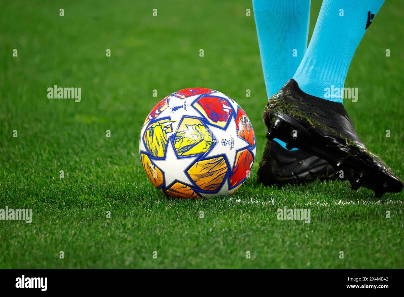 Dortmund, Deutschland, UEFA Champions League, Halbfinale Borussia Dortmund: PSG Paris Saint Germain 1-0 01. 05. 2024 im Signal-Iduna Park in Dortmund Anthony TAYLOR (eng) mit dem offiziellen Spielball von Adidas Foto: Norbert Schmidt, Düsseldorf Stockfoto