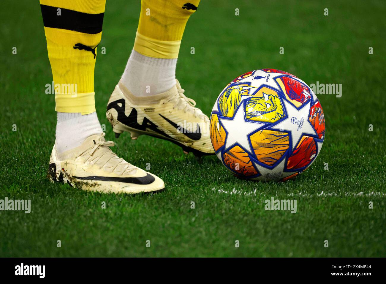 Dortmund, Deutschland, UEFA Champions League, Halbfinale Borussia Dortmund: PSG Paris Saint Germain 1-0 01. 05. 2024 im Signal-Iduna Park in Dortmund die Fussballschuhe von Nike an den Füssen von Julian BRANDT (BVB) mit dem offiziellen Spielball von Adidas Foto: Norbert Schmidt, Düsseldorf Stockfoto