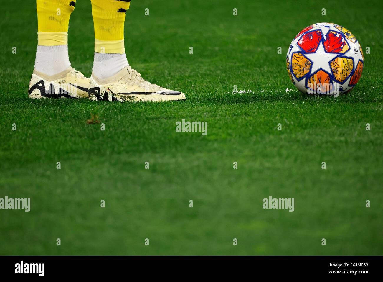 Dortmund, Deutschland, UEFA Champions League, Halbfinale Borussia Dortmund: PSG Paris Saint Germain 1-0 01. 05. 2024 im Signal-Iduna Park in Dortmund die Fussballschuhe von Nike an den Füssen von Julian BRANDT (BVB) mit dem offiziellen Spielball von Adidas Foto: Norbert Schmidt, Düsseldorf Stockfoto