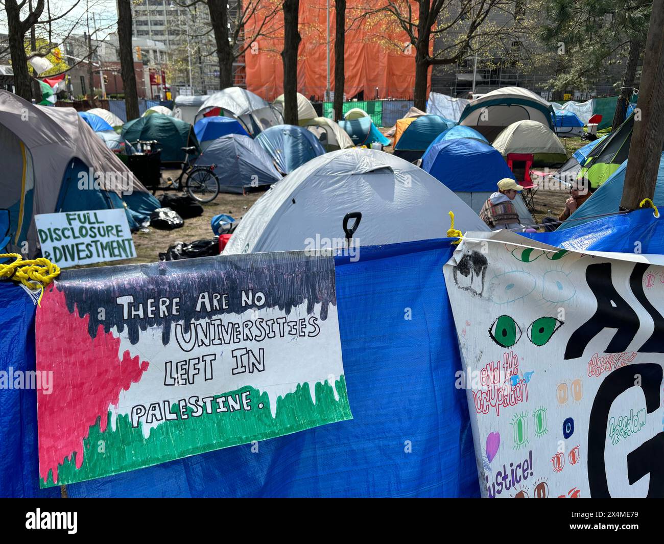 Ottawa, Kanada. Mai 2024. Pro-palästinensische Demonstranten werden am 3. Mai 2024 in einem Zeltlager vor der Tabaret Hall an der University of Ottawa in Ottawa, Kanada, gesehen. Quelle: Min Chen/Xinhua/Alamy Live News Stockfoto