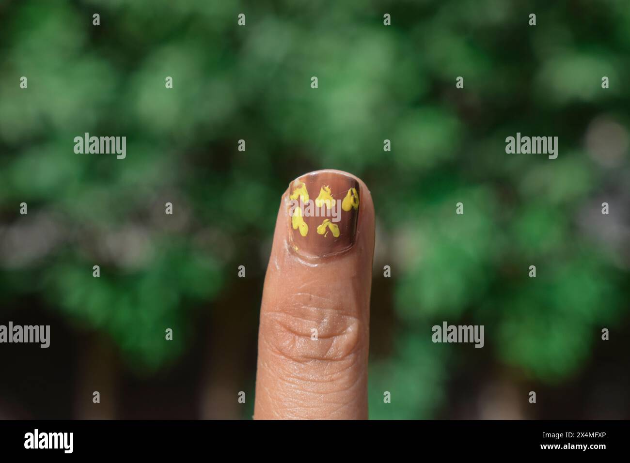 Schöne und einfache Nagelkunst am Zeigefinger Stockfoto
