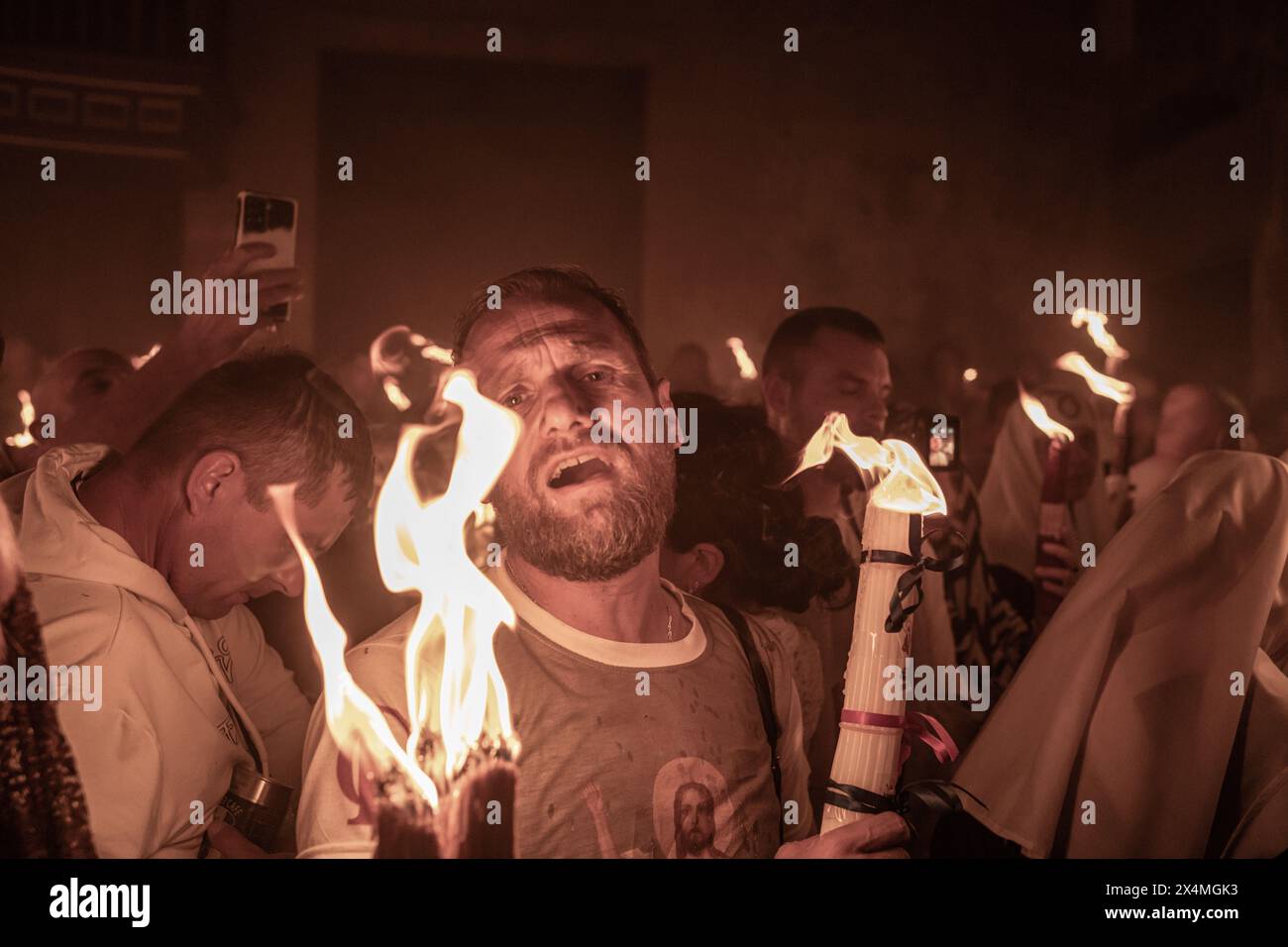 Jerusalem, Israel. Mai 2024. Orthodoxe christliche Gläubige nehmen an der Feuerzeremonie in der Grabeskirche in der Altstadt von Jerusalem Teil. Quelle: Ilia Yefimovich/dpa/Alamy Live News Stockfoto