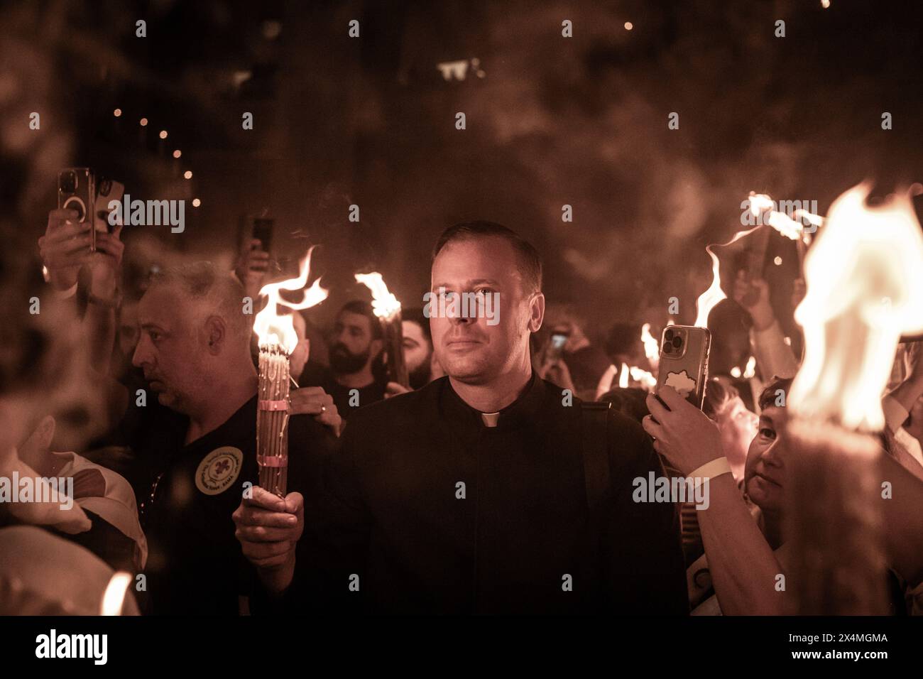 Jerusalem, Israel. Mai 2024. Orthodoxe christliche Gläubige nehmen an der Feuerzeremonie in der Grabeskirche in der Altstadt von Jerusalem Teil. Quelle: Ilia Yefimovich/dpa/Alamy Live News Stockfoto