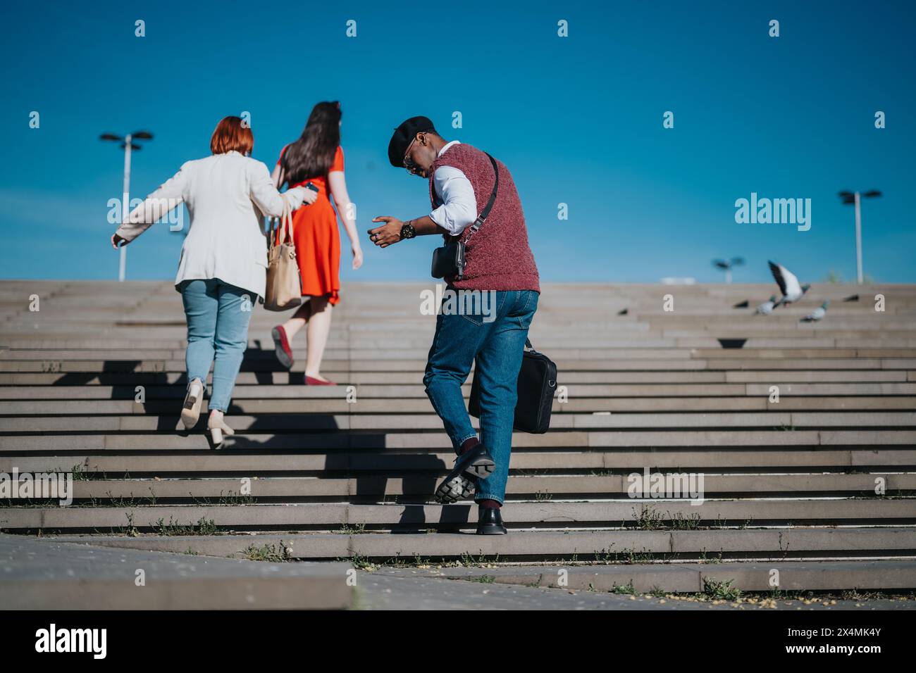 Geschäftige Geschäftsleute, die in der Stadt die Treppen hinauf laufen Stockfoto