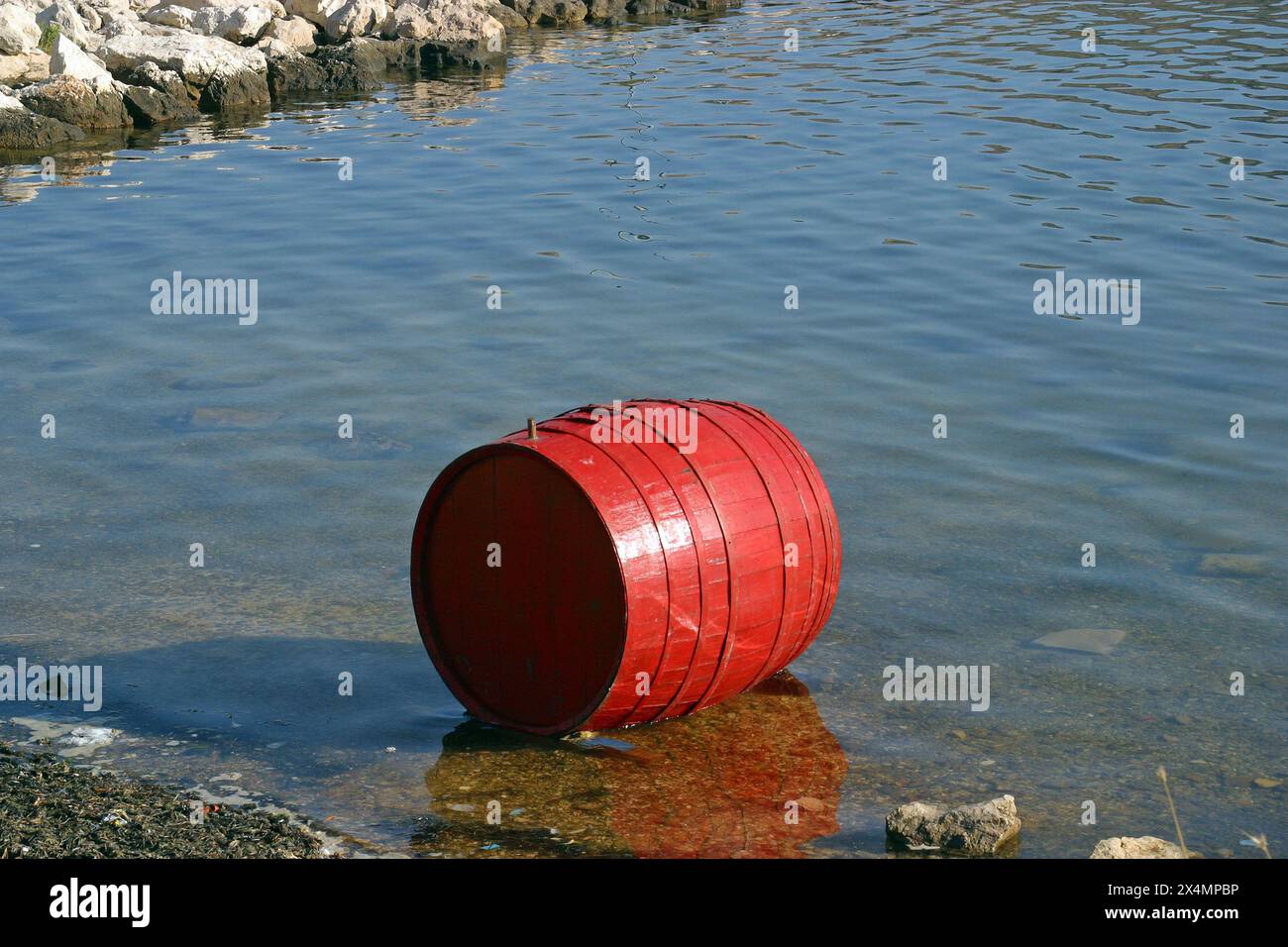 Rotes Fass am Ufer des Meeres in Simuni auf der Insel Pag, Kroatien Stockfoto