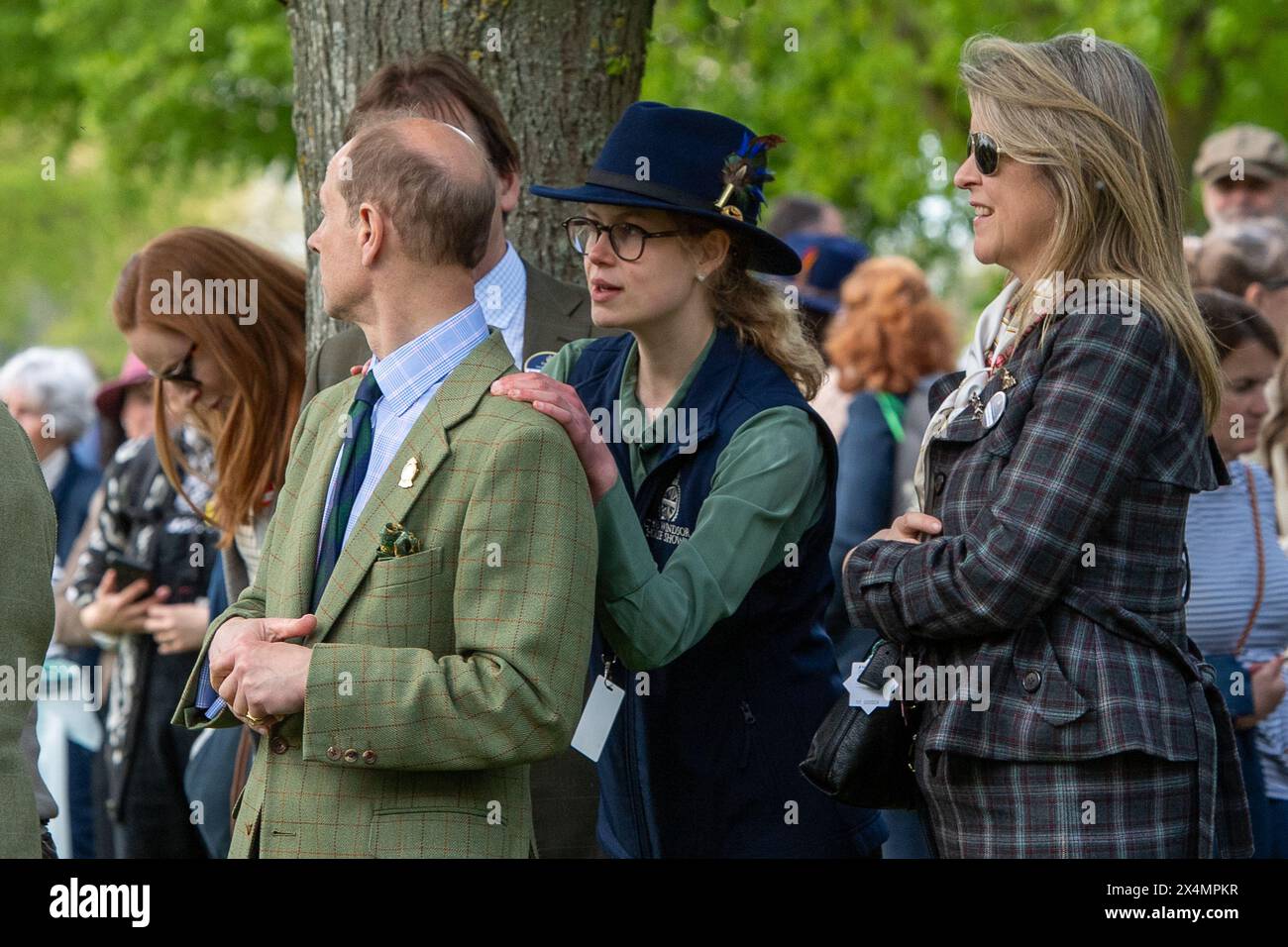 Windsor, Berkshire, Großbritannien. Mai 2024. Lady Louise Mountbatten-Windsor (M) legt ihre Hände auf die Schultern ihres Vaters, Prince Edward, der Duke of Edinburgh, während sie den International Driving Grand Prix bei der Royal Windsor Horse Show auf dem privaten Gelände von Windsor Castle in Berkshire sehen. Quelle: Maureen McLean/Alamy Live News Stockfoto