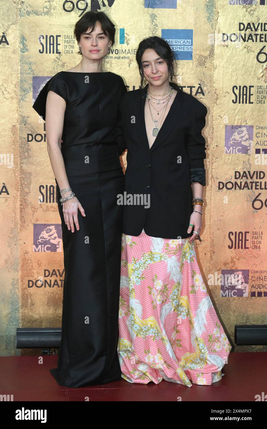 Kasia Smutniak und Sophie Taricone nehmen am 3. Mai 2024 an der Fotokonferenz des 69. italienischen Filmpreises „David di Donatello“ in den Cinecitta Studios in Rom Teil. Stockfoto