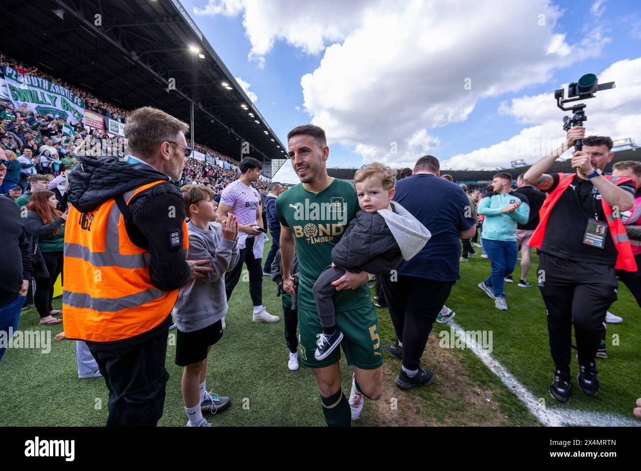 Julio Pleguezuelo von Plymouth Argyle hat während des Sky Bet Championship Matches im Home Park, Plymouth, Vollzeit mit den Fans gespielt. Bilddatum: Samstag, 4. Mai 2024. Stockfoto