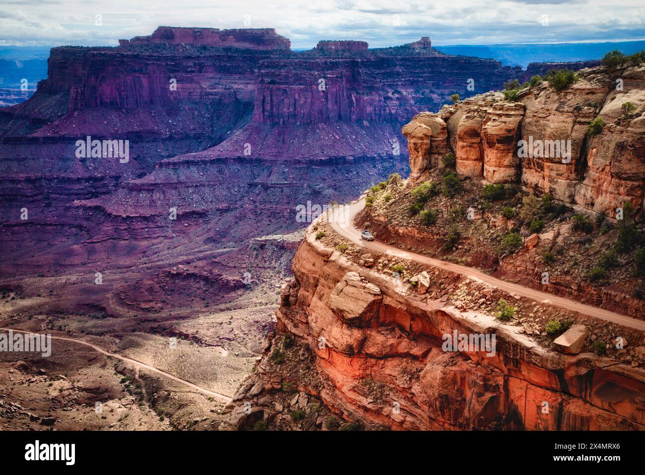Eine exponierte Straße führt aus dem Shafer Canyon im Canyonlands National Park, Utah. Stockfoto