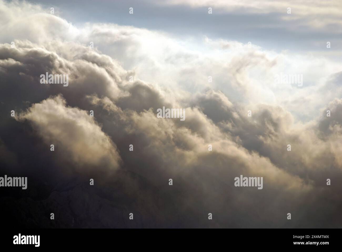 Dunkle Wolken über den Felsen der Insel Pag in Kroatien Stockfoto
