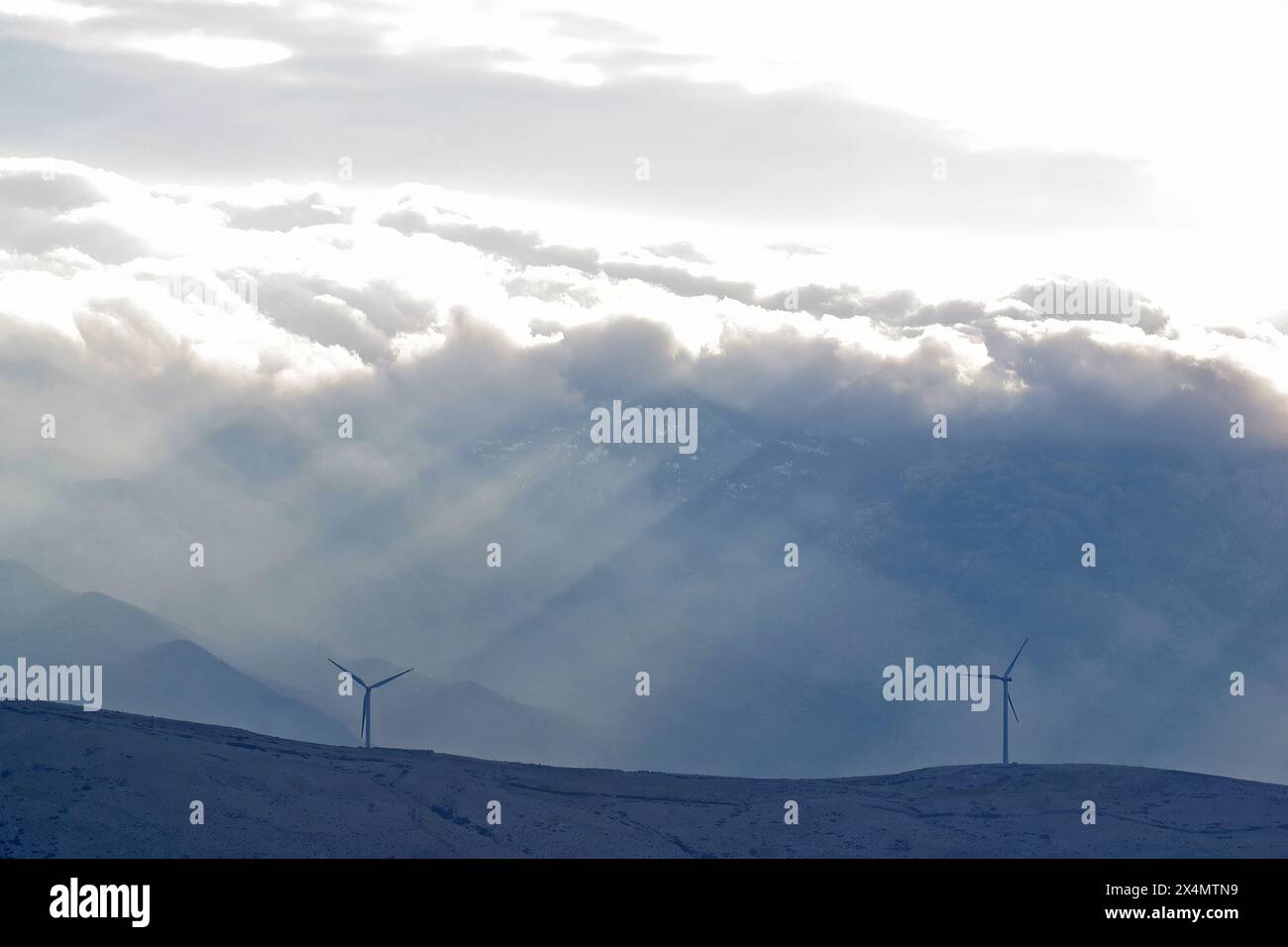Windmühlen für die Stromerzeugung auf der Insel Pag, Kroatien Stockfoto