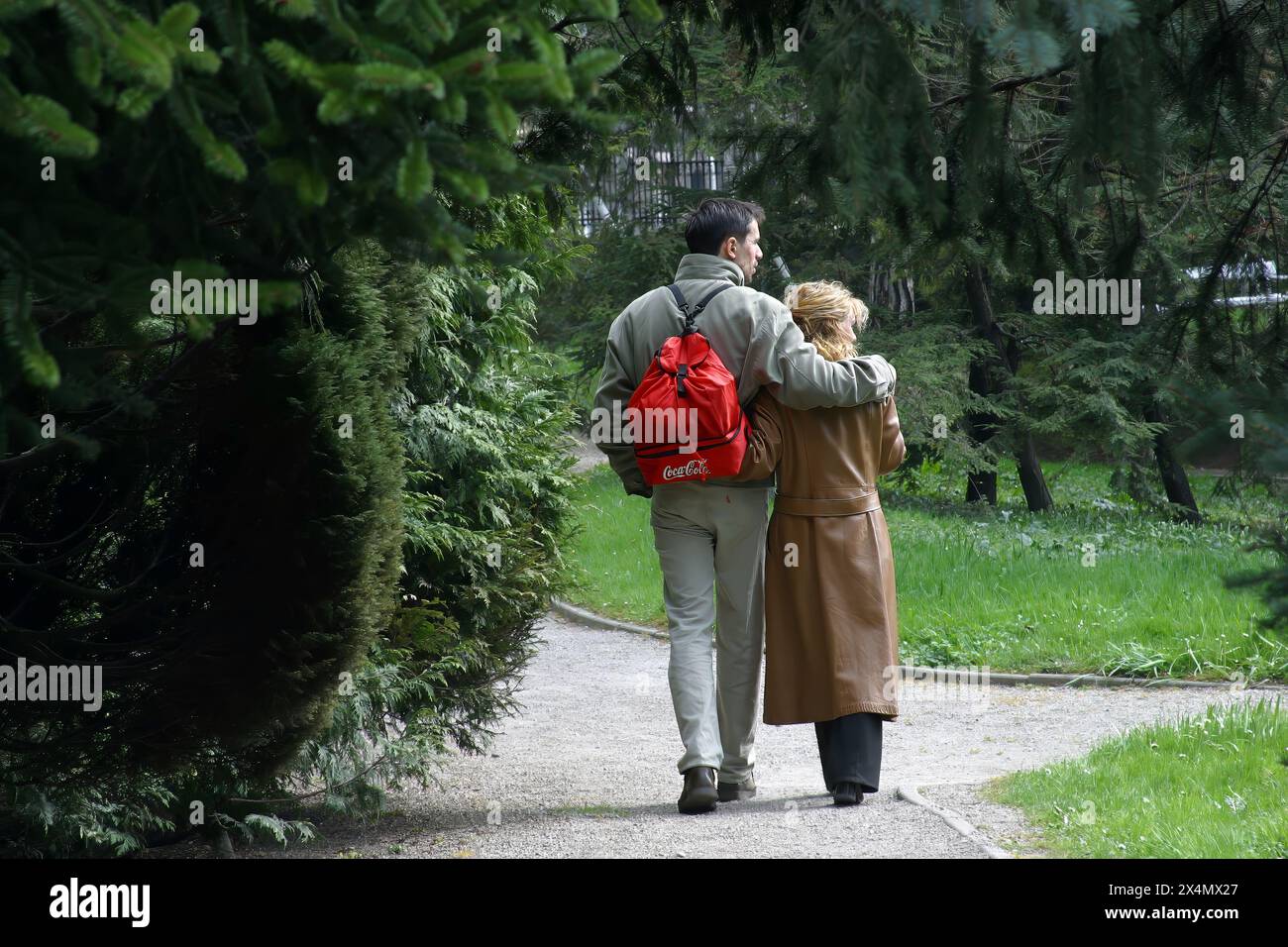 Das Paar sieht glücklich zusammen aus, während es im Botanischen Garten in Zagreb, Kroatien, spaziert und umarmt Stockfoto