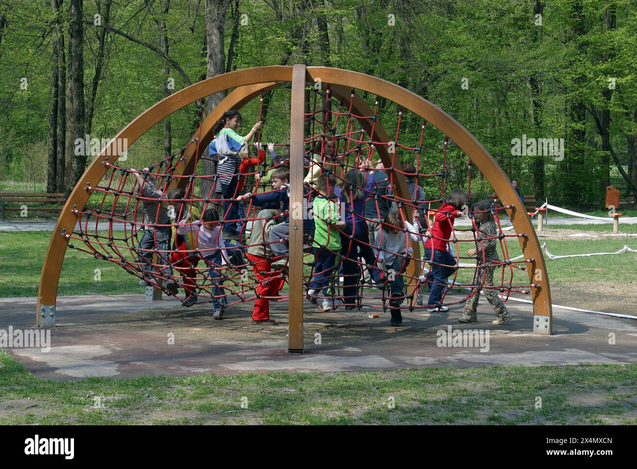 Kinder klettern auf einem Klettergerüst und einem Netz auf dem Kinderspielplatz im Maksimir Park in Zagreb, Kroatien Stockfoto