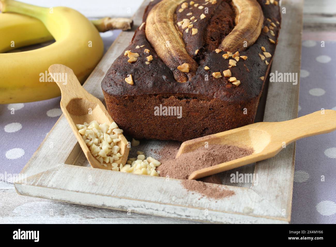 Veganes Schokoladen-Bananenbrot mit Mandeln - Zucker - Free Delight Stockfoto