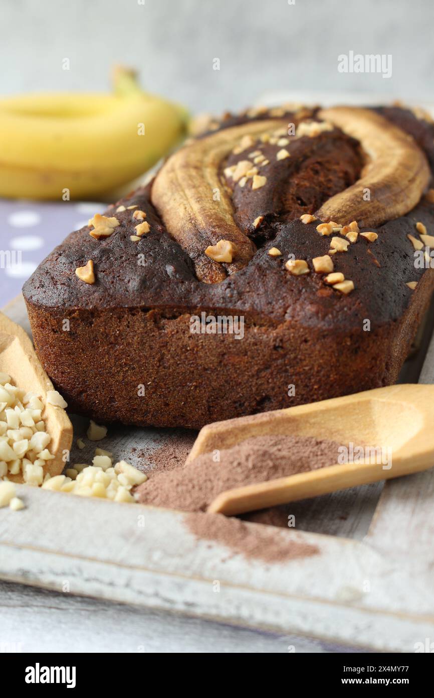 Veganes Schokoladen-Bananenbrot mit Mandeln - Zucker - Free Delight Stockfoto