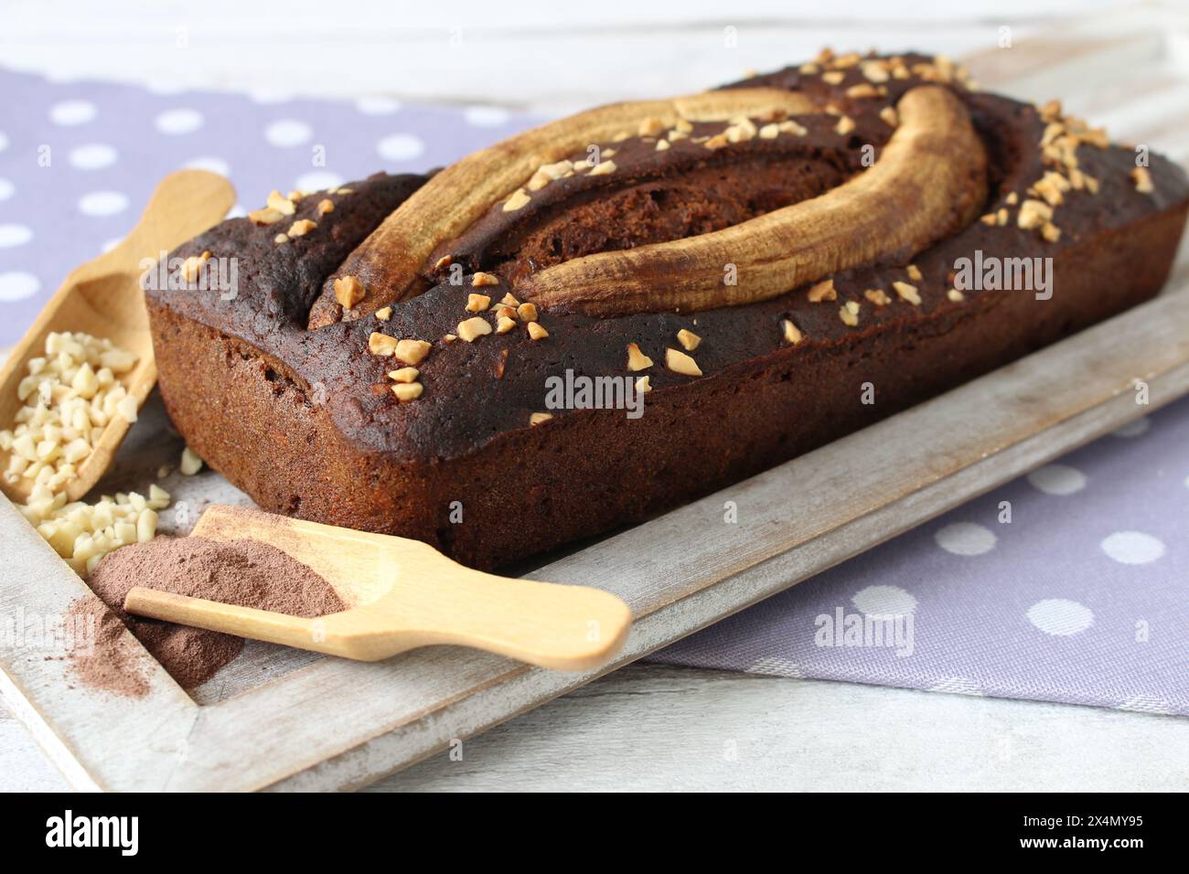 Veganes Schokoladen-Bananenbrot mit Mandeln - Zucker - Free Delight Stockfoto