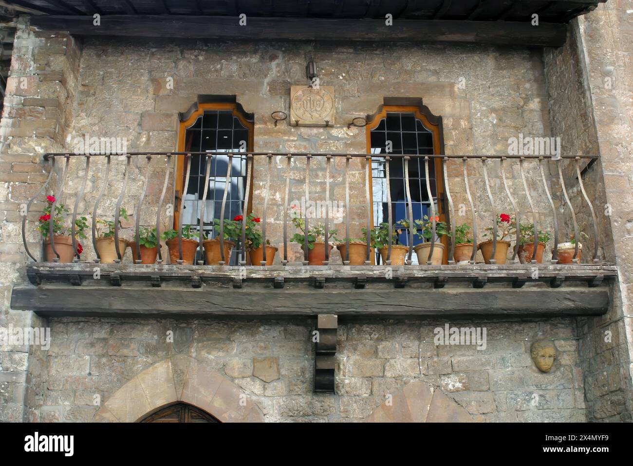 Malerischer Balkon mit Blumendekor in der mittelalterlichen Stadt Assisi, Umbrien, Italien Stockfoto