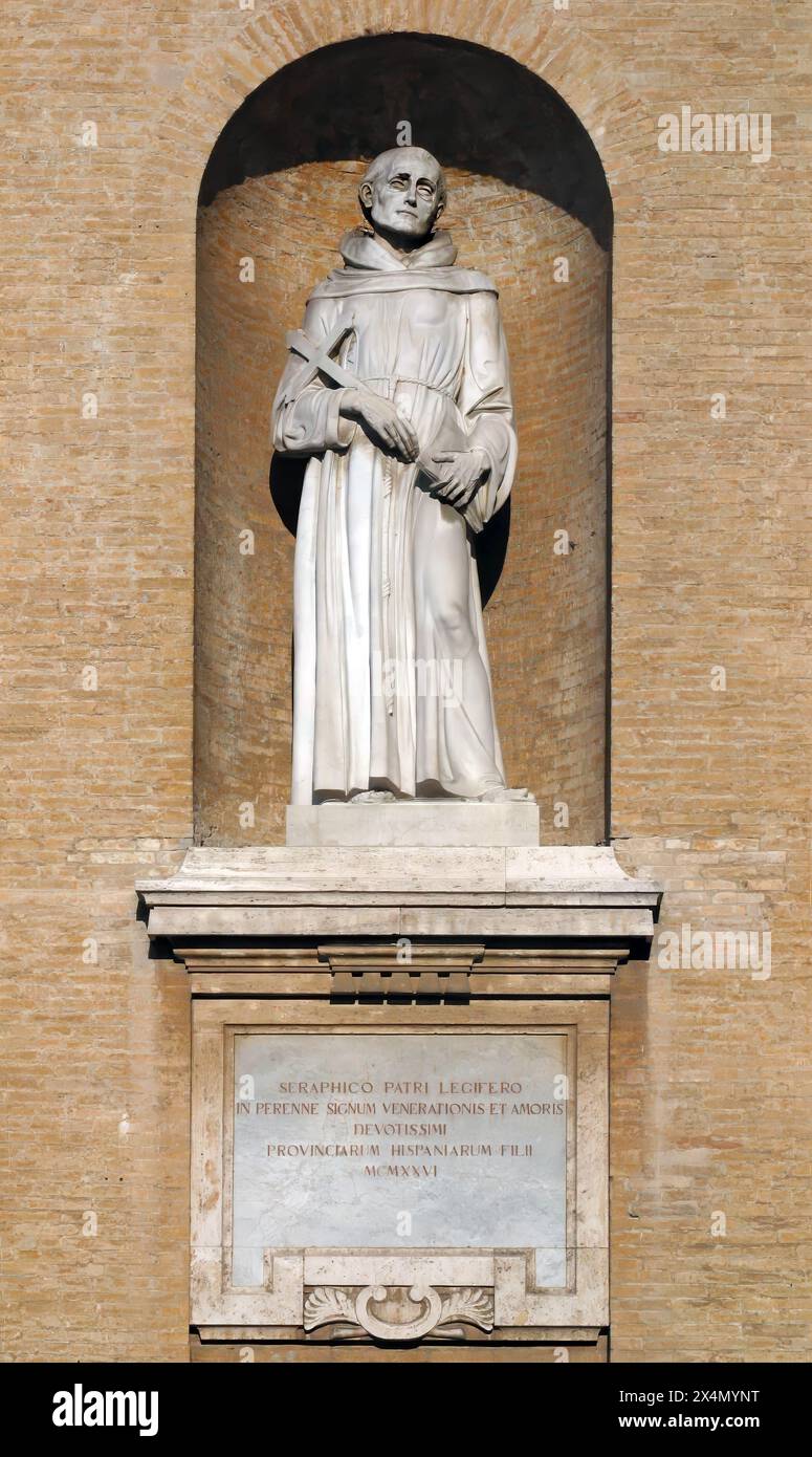 Eine Statue des Heiligen Franziskus in der päpstlichen Basilika Päpstliche Basilika di Santa Maria degli Angeli in Assisi, Umbrien, Italien Stockfoto