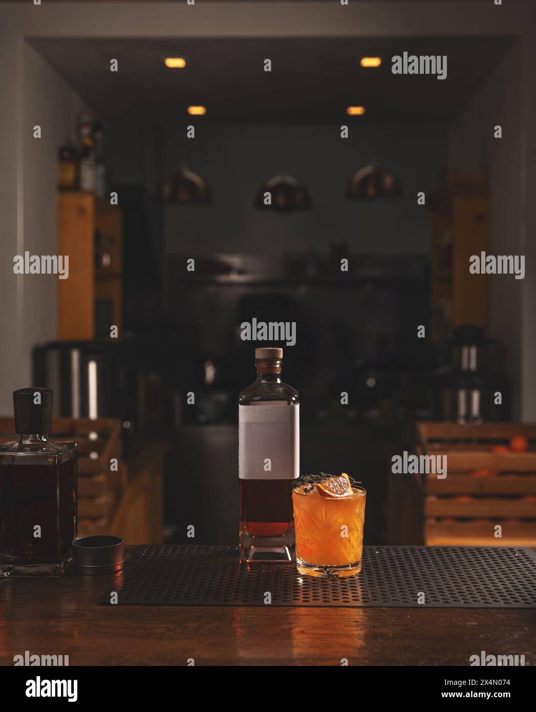 Ruhiges Ambiente mit elegantem Whiskey-Glas, Flasche und Karaffe an der Bar Stockfoto
