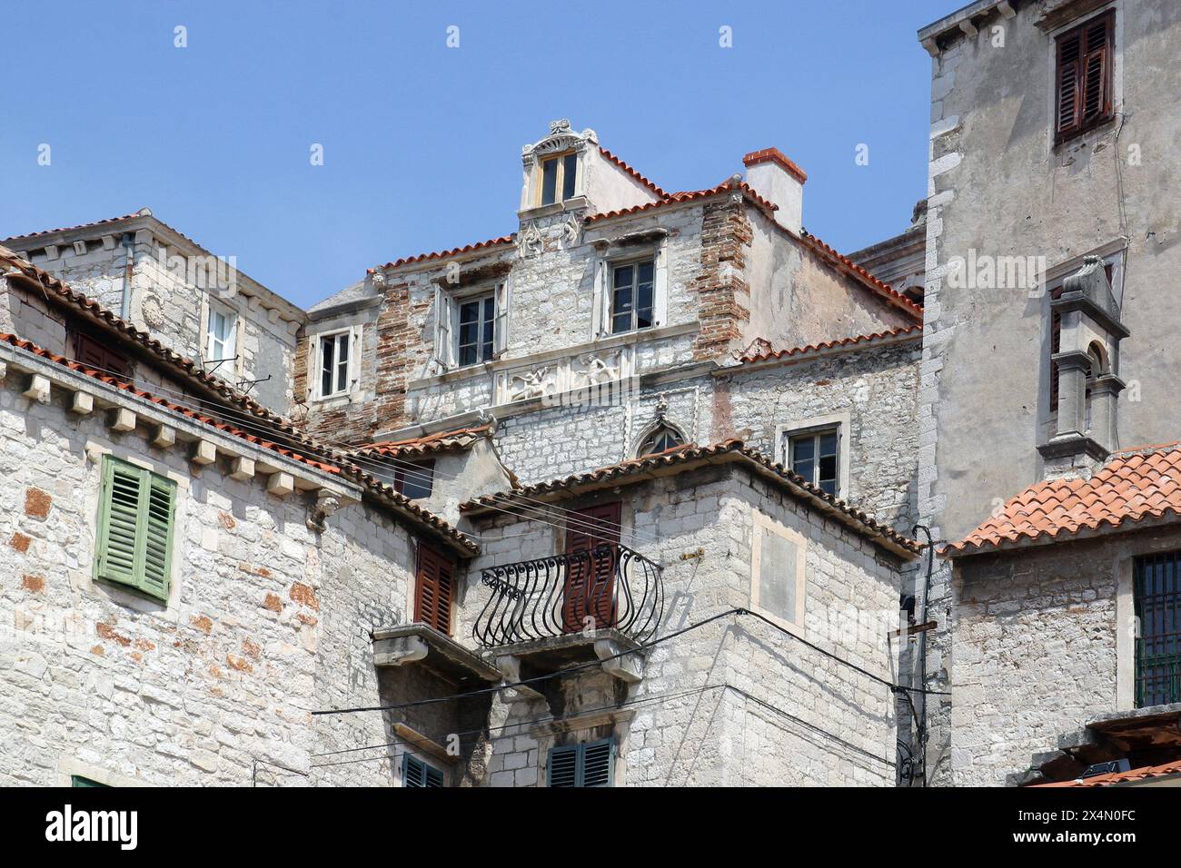 Steinhäuser im alten mittelalterlichen Teil von Sibenik, Kroatien Stockfoto