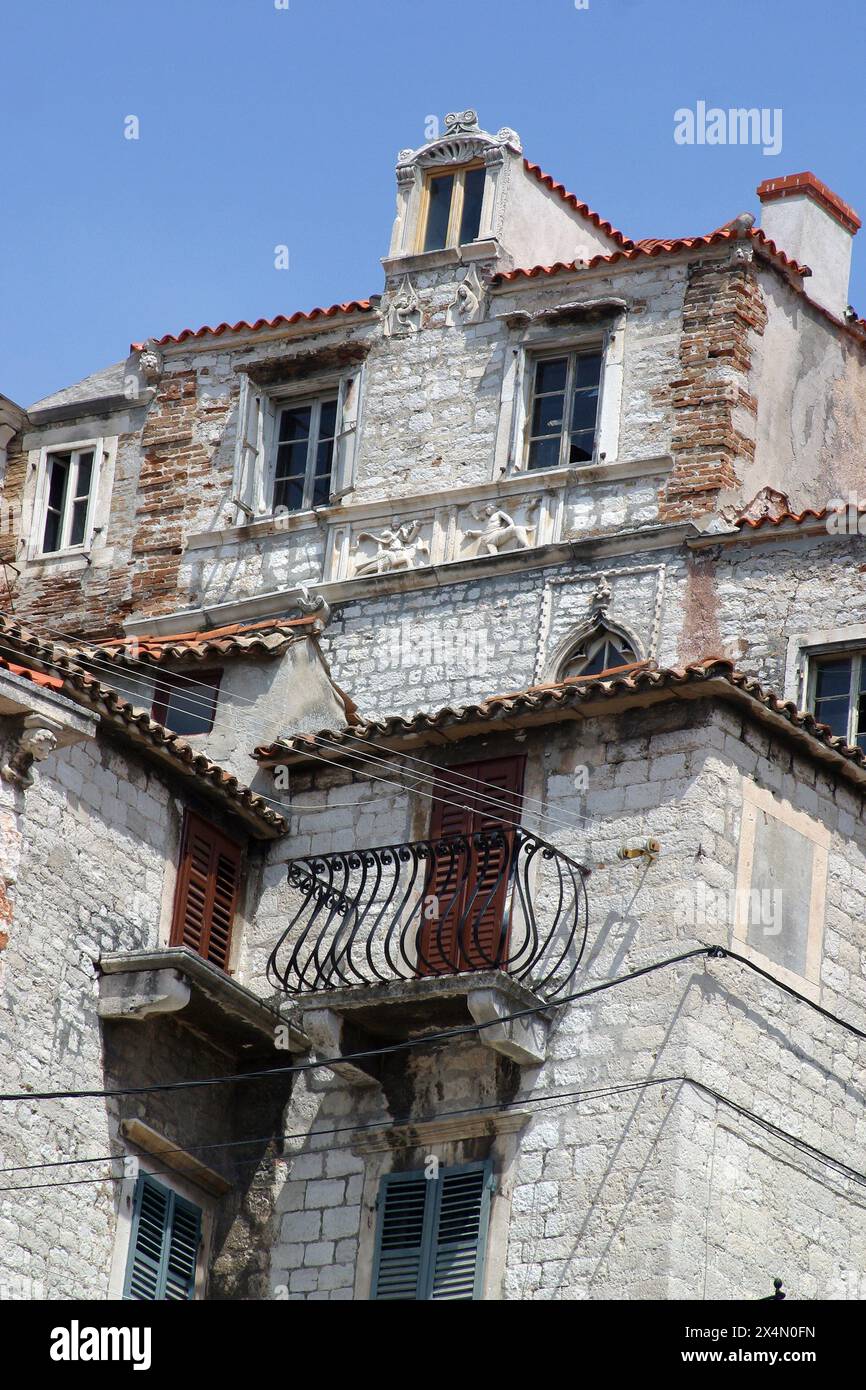 Steinhäuser im alten mittelalterlichen Teil von Sibenik, Kroatien Stockfoto