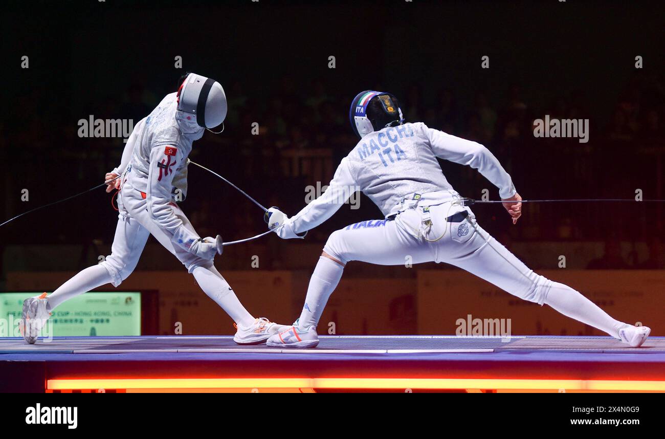 Hongkong, China. Mai 2024. Leung Chin Yu (L) aus China tritt beim Finale der FIE Foil World Cup 2024 in Hongkong, Südchina, am 4. Mai 2024 gegen Macchi Tilippo aus Italien an. Quelle: Lo Ping Fai/Xinhua/Alamy Live News Stockfoto