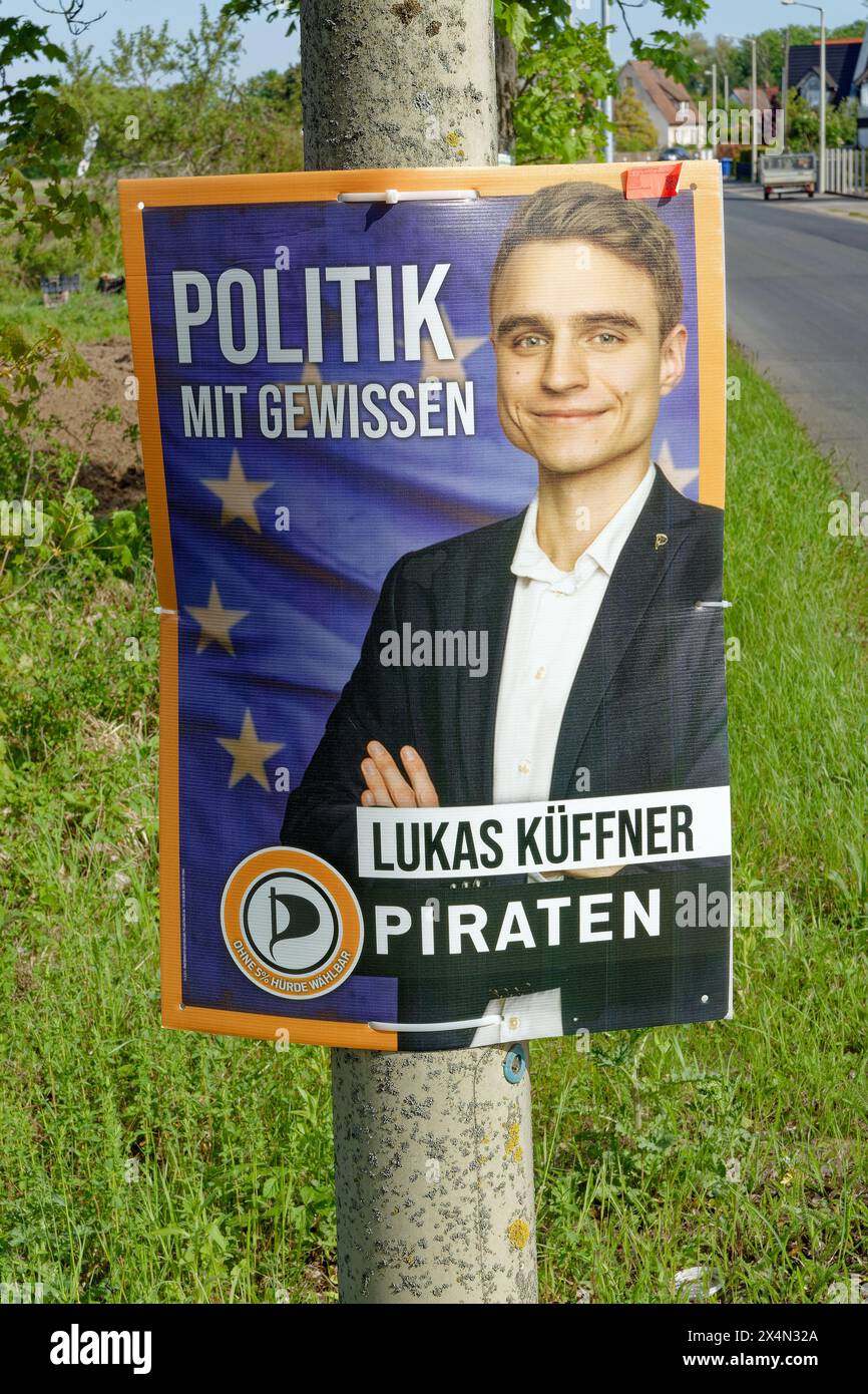 Europawahlen 2024 Wahlplakat der Piratenpartei mit dem Spitzenkandidaten und Parteivorsitzenden Lukas Küffner Stockfoto