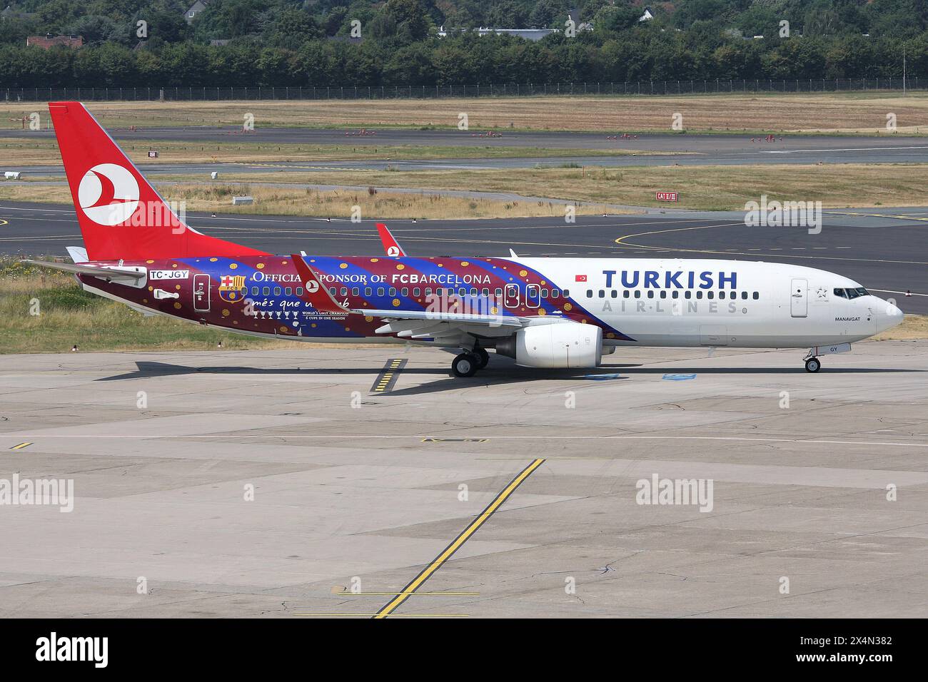Turkish Airlines Boeing 737-800 mit Registrierung TC-JGY in FC Barcelona Lackierung am Flughafen Düsseldorf Stockfoto