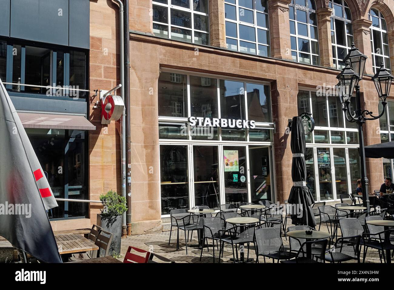 Schriftzug der Kaffeehauskette Starbucks auf der Fassade einer Zweigstelle Stockfoto