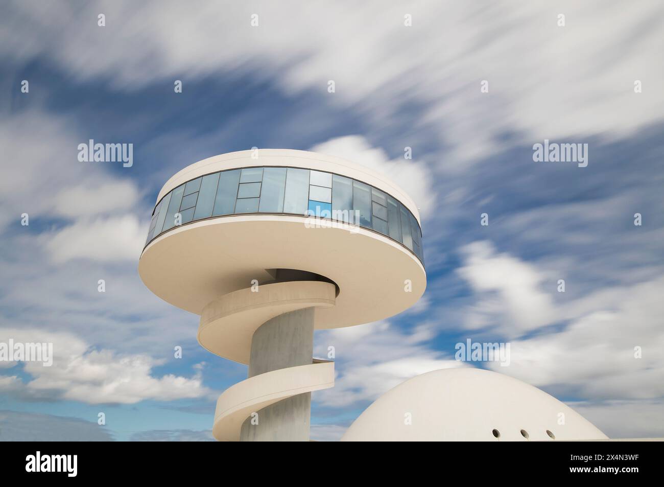 Aviles, Spanien-18. April 2024: Das Oscar Niemeyer International Cultural Centre verfügt über 5 weiße, kurvige Gebäude - Auditorium, Turm, Ausstellungshalle, c Stockfoto