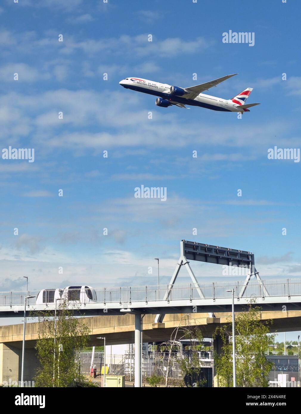 London, England, Großbritannien - 28. April 2024: Zwei PODS im fahrerlosen Shuttle-Service, der einen Parkplatz zum Terminal 5 am Flughafen London Heathrow verbindet. Stockfoto