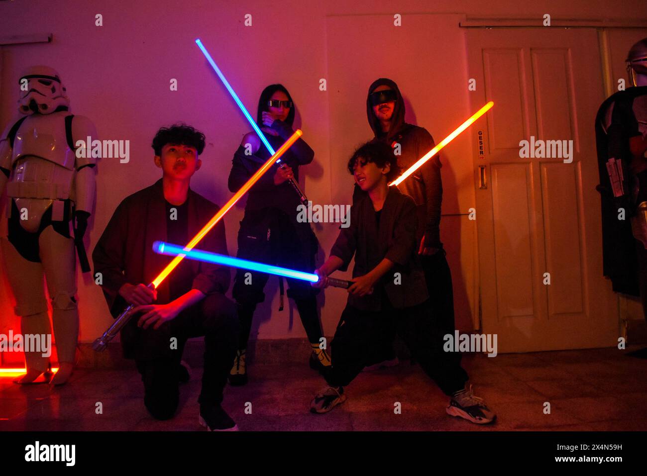 Bandung, West-Java, Indonesien. Mai 2024. Indonesische Star Wars-Fans schwingen Lichtschwerter aus der Star Wars-Filmserie, während sie den Star Wars Day feiern, oder allgemein als Mai der Vierte in Bandung bezeichnet. Star Wars-Fans auf der ganzen Welt feiern jedes Jahr am 4. Mai die Science-Fiction-Serie. (Kreditbild: © Dimas Rachmatsyah/ZUMA Press Wire) NUR REDAKTIONELLE VERWENDUNG! Nicht für kommerzielle ZWECKE! Quelle: ZUMA Press, Inc./Alamy Live News Stockfoto