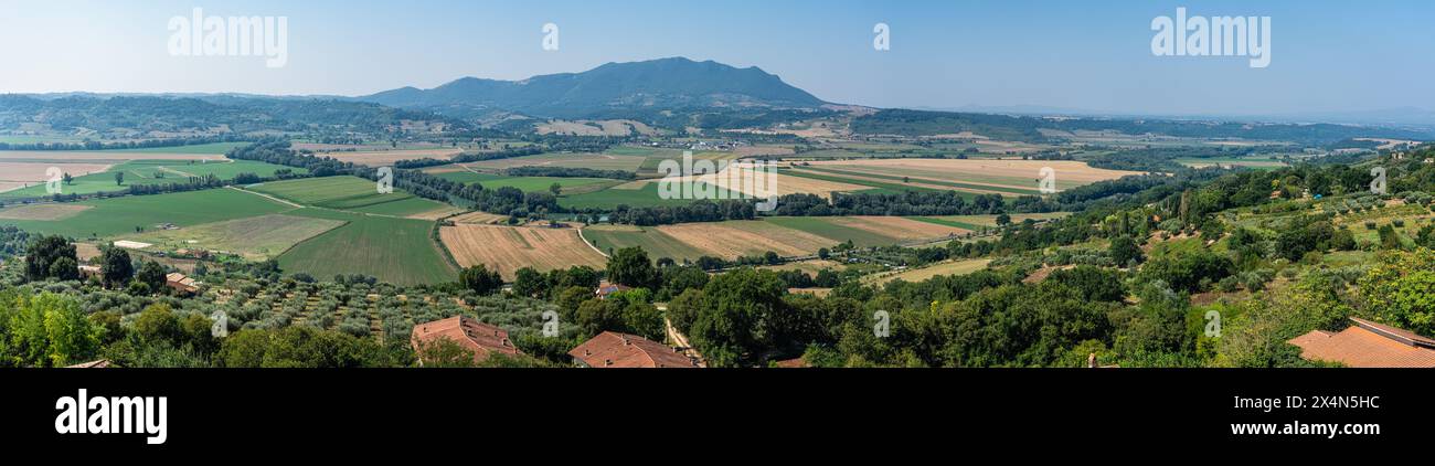 Panoramablick auf den Berg Soratte vom Dorf Stimigliano in der Provinz Rieti, Latium, Italien. Stockfoto