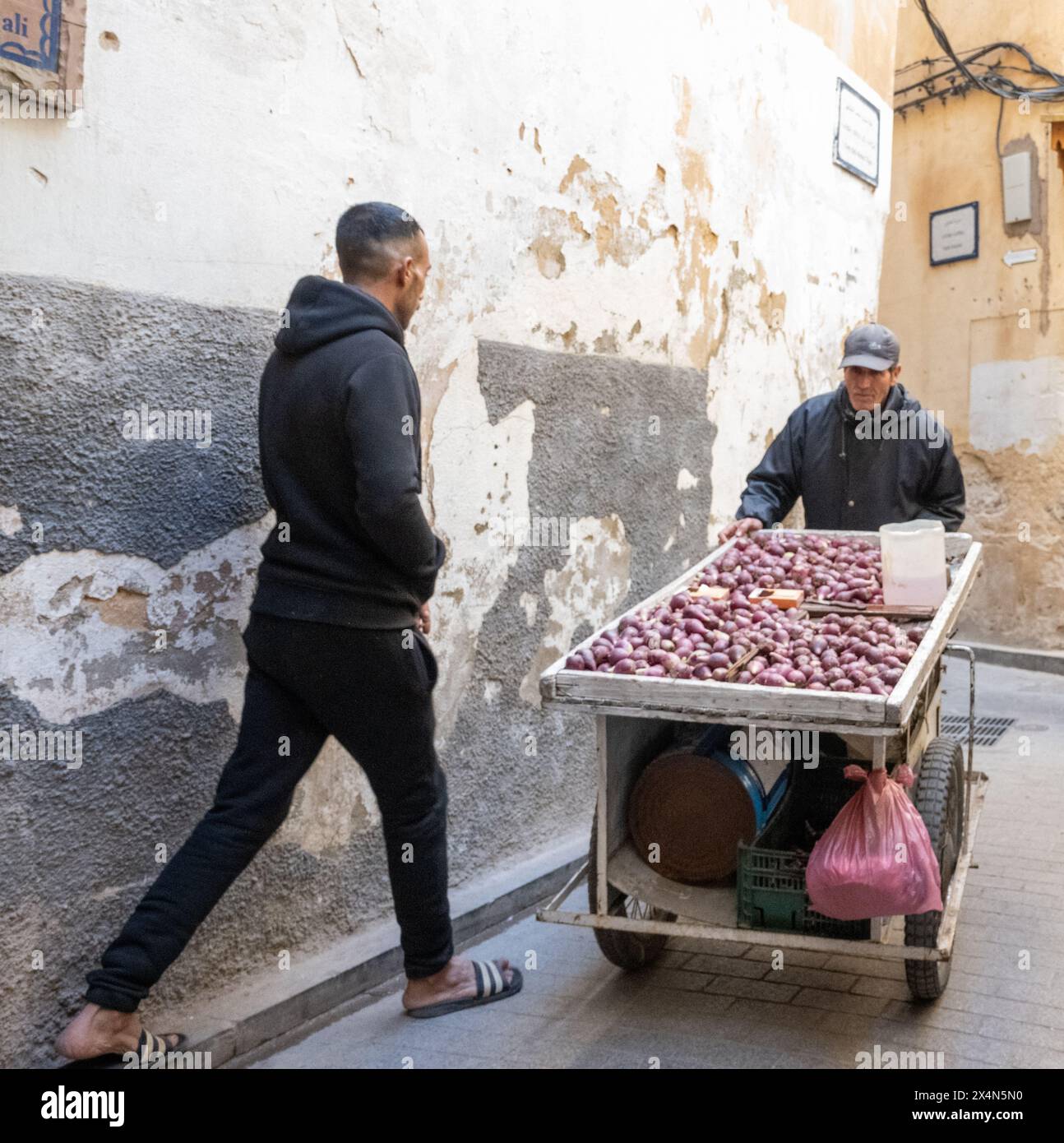 Ein Mann verkauft frische Feigen von einem Wagen in der alten Fès Medina. Stockfoto