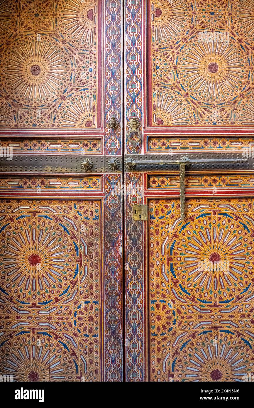 Aufwändig geschnitzte Holztür mit farbenfrohen Mustern im al-Qarawiyyin in Fes. Stockfoto
