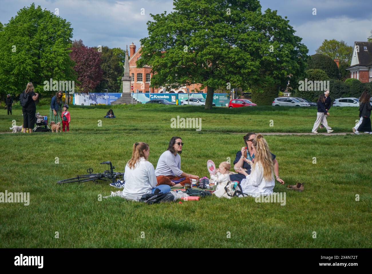 London, Großbritannien. Mai 2024. Menschen, die sich an einem milden sonnigen Tag am Wimbledon Common im Südwesten Londons entspannen. Das Met Office hat für das Feiertagswochenende in London und Südostengland milde Temperaturen mit sonnigen Ausflügen prognostiziert. Credit: amer ghazzal/Alamy Live News Stockfoto