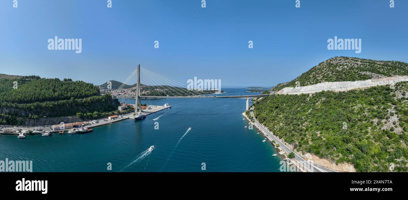Panorama der beeindruckenden Franjo Tudjman Brücke und der blauen Lagune mit dem Hafen von Dubrovnik in Dubrovnik, Gespanschaft Dubrovnik-Neretva, Kroatien, Europa. Stockfoto