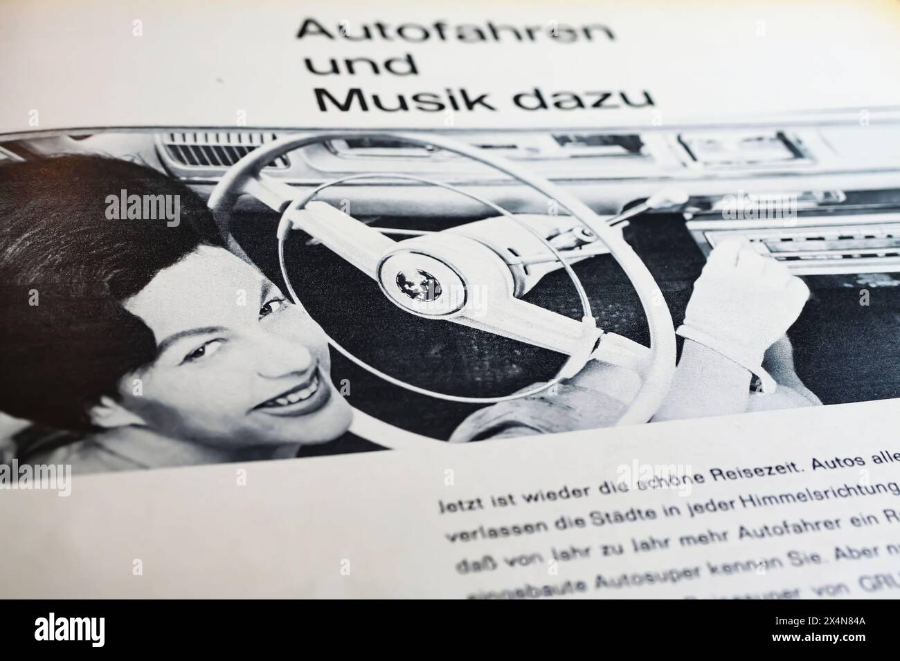 Viersen, Deutschland - 1. Mai. 2024: Oldtimer-Werbung für Grundig Autoradio mit Fraueneinstellung im deutschen Magazin von 1960 Stockfoto