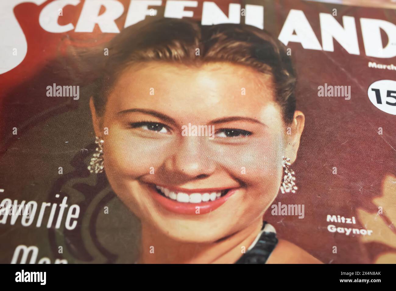 Viersen, Deutschland - 1. Mai. 2024: Nahaufnahme des Covers des Vintage-Screenland-Filmmagazins mit Porträt der Schauspielerin und Sängerin Mitzi Gaynor 1952 Stockfoto