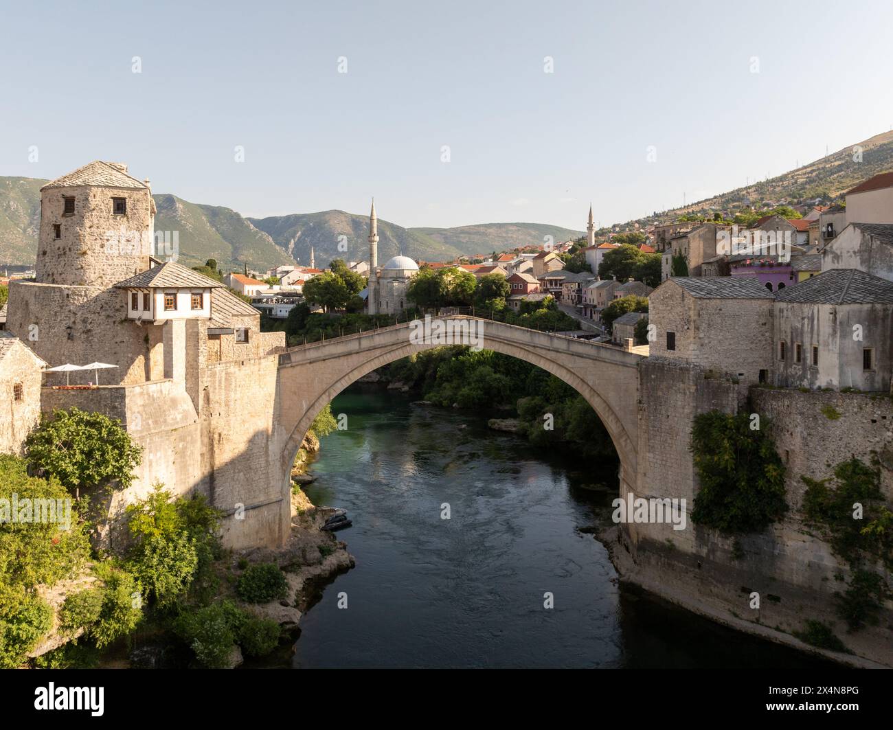 Die Alte Brücke, Mostar, Bosnien-Herzegowina. Die rekonstruierte alte Brücke, die das tiefe Tal des Neretva überspannt. Stockfoto