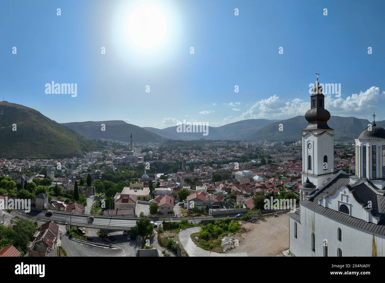 Die Kathedrale der Heiligen Dreifaltigkeit ist eine serbisch-orthodoxe Kathedrale in Mostar, Bosnien und Herzegowina. Stockfoto