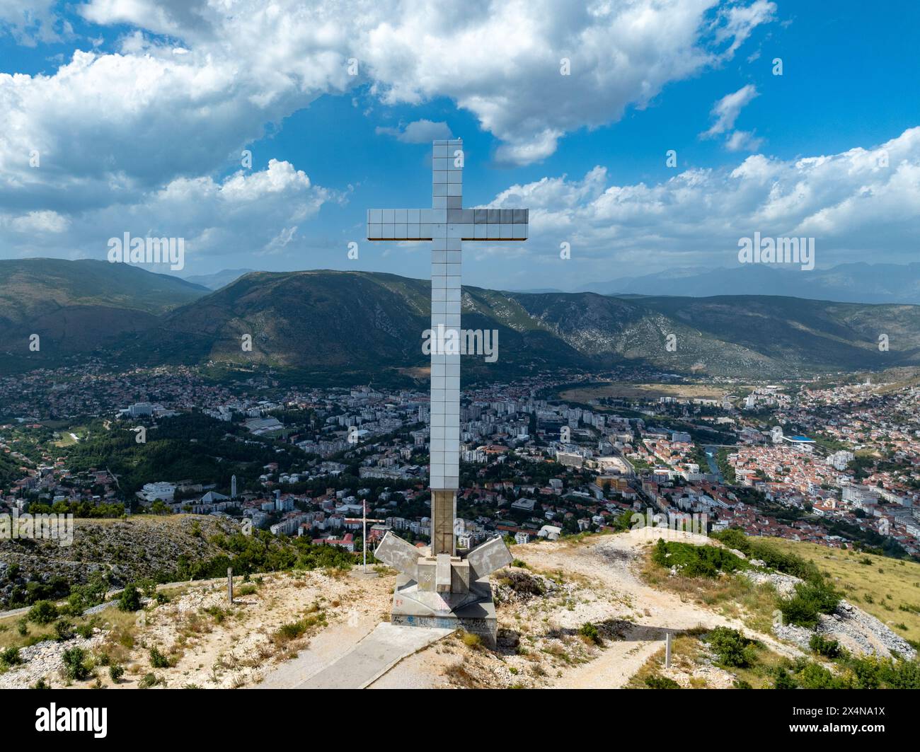 Millennium Cross, 33 Meter hoch, erbaut im Jahr 2002, um 2000 Jahre Christentum auf dem höchsten Punkt des Hum Hügels mit Blick auf die alte Stockfoto