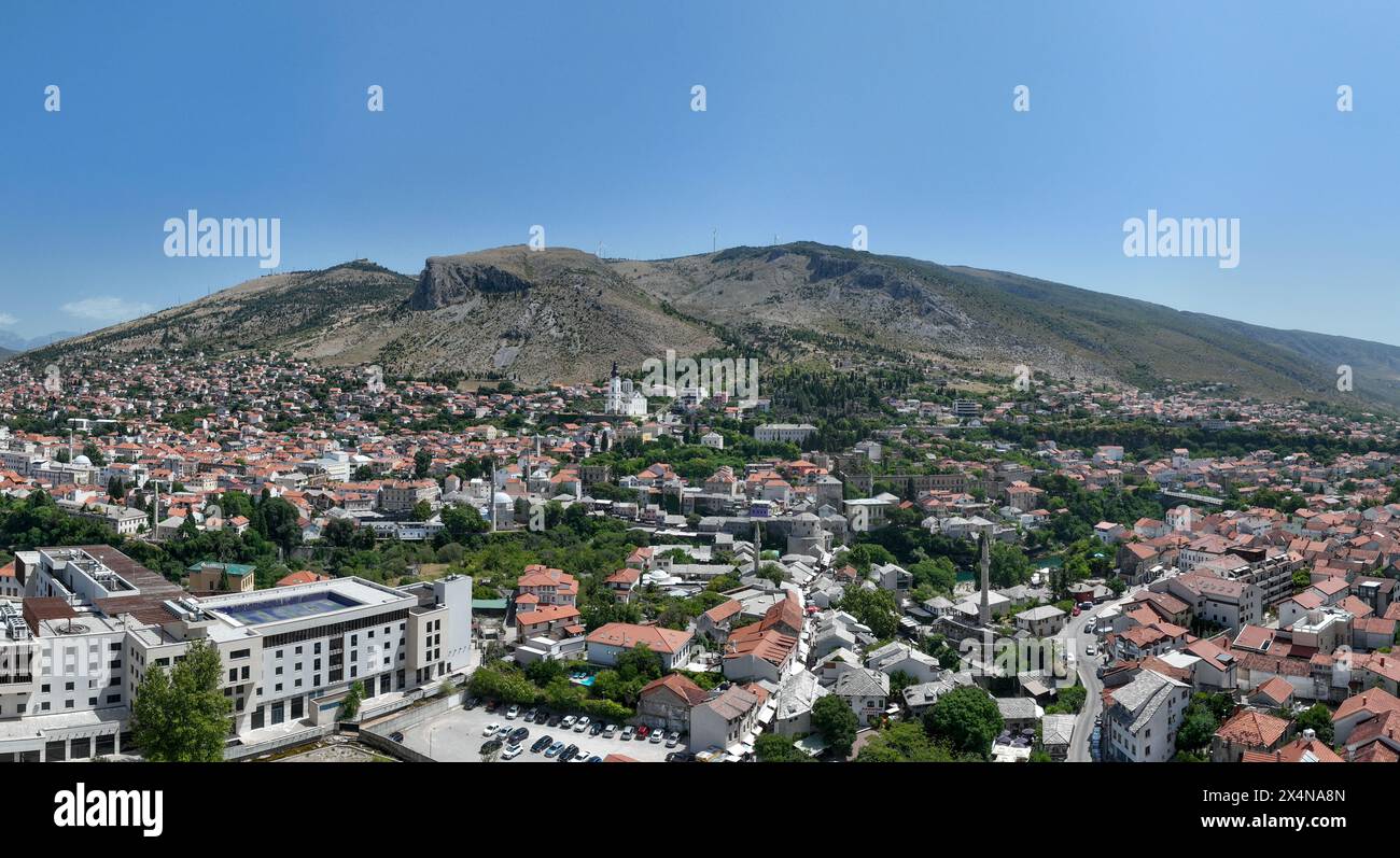Die Kathedrale der Heiligen Dreifaltigkeit ist eine serbisch-orthodoxe Kathedrale in Mostar, Bosnien und Herzegowina. Stockfoto